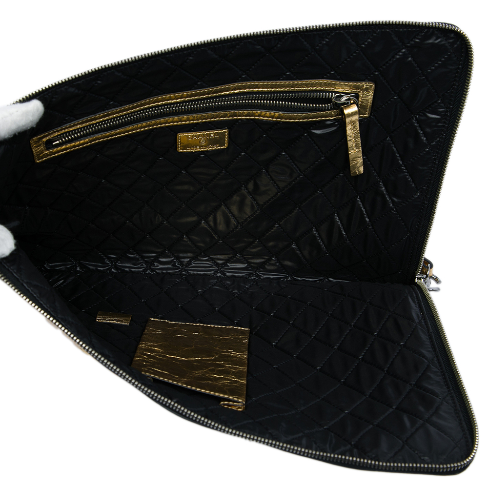 Pre-Loved Chanel Metallic Crinkled Calfskin Feministe Mais Feminine Pouch - Picture 4 of 5